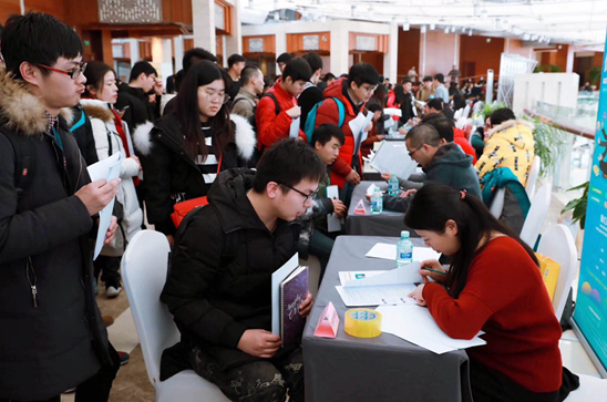 達內IT專場招聘會現(xiàn)場企業(yè)招聘負責人在和學員交談