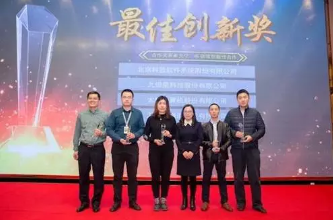 左一為科藍(lán)軟件總部招聘&績效考核部總監(jiān) 徐志軍先生