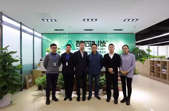 參訪交流結(jié)束后，達內(nèi)一行與贊同科技團隊在門前合影留念