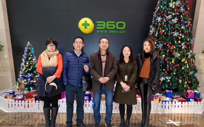 參訪交流結(jié)束后，達內(nèi)一行與360公司團隊在門前合影留念