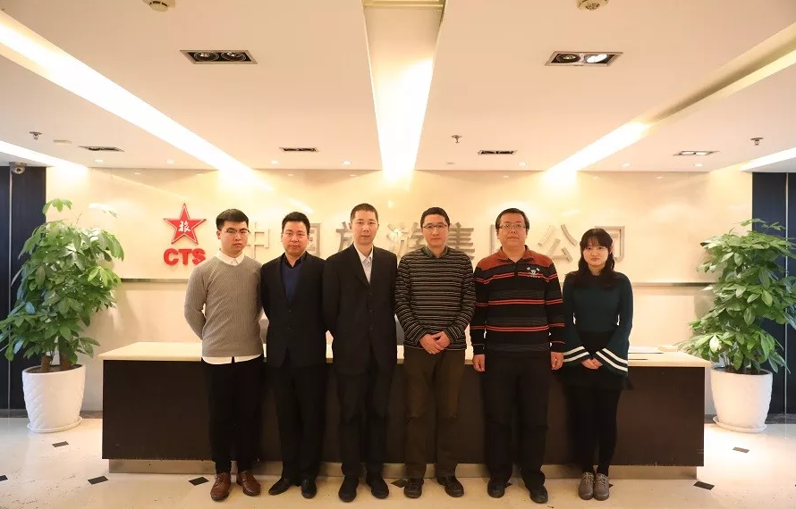 參訪交流結(jié)束后，達內(nèi)一行與港中旅團隊在門前合影留念。