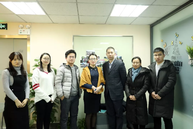 參訪交流結(jié)束后，達內(nèi)一行與人谷科技團隊在門前合影留念