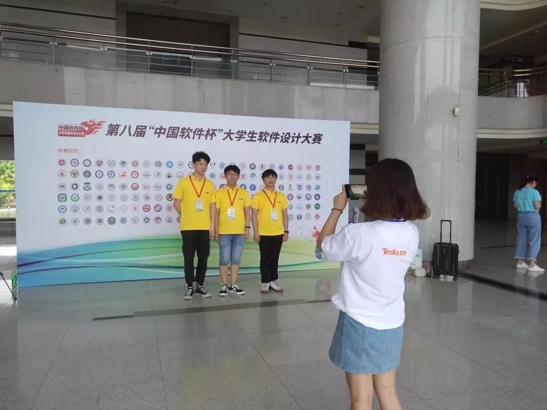 湖南軟件職業(yè)學(xué)院達(dá)內(nèi)大數(shù)據(jù)學(xué)院的同學(xué)們，榮獲第八屆軟件杯大賽國(guó)家三等獎(jiǎng)！