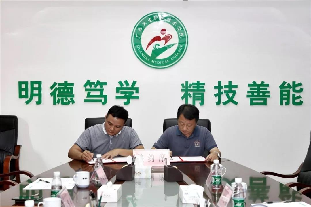 經(jīng)過(guò)一番深入的交流之后，雙方領(lǐng)導(dǎo)進(jìn)行簽約。